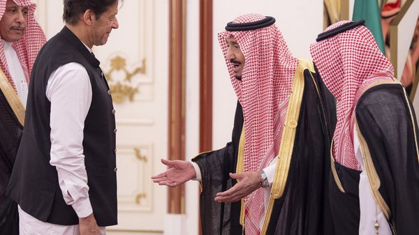 This handout photo released by the Saudi Royal Palace shows King Salman bin Abdulaziz (C) of Saudi Arabia welcoming Pakistani Prime Minister Imran Khan (L) at the opening session of a summit of the 57-member Organization of Islamic Cooperation (OIC) in the Saudi holy city of Mecca in the early hours of June 1, 2019 - Sputnik International