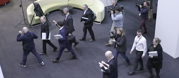 In this image made from video, Australia's Federal Police, top, enter the Australian Broadcasting Corporation, the national public broadcaster, during a raid on their offices in Sydney, Australia In this image made from video, Australia's Federal Police, top, enter the Australian Broadcasting Corporation, the national public broadcaster, during a raid on their offices in Sydney, Australia - Sputnik International