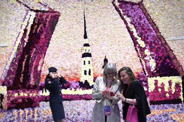 Beautiful Ladies and New Technologies at SPIEF 2019 Beautiful Ladies and New Technologies at SPIEF 2019 - Sputnik International