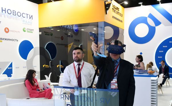 Beautiful Ladies and New Technologies at SPIEF 2019 Beautiful Ladies and New Technologies at SPIEF 2019 - Sputnik International