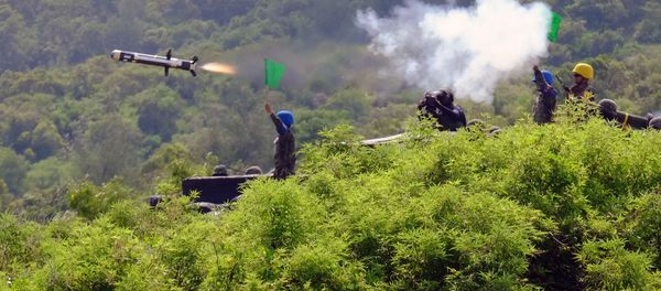 Taiwanese soldiers launch a US-made Javelin missile during the annual Han Guang life-fire drill in southern Pingtung on August 25, 2016 - Sputnik International