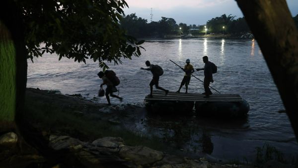 Migrants on rafts reach the Mexico shore after crossing the Suchiate river on the Guatemala – Mexico border, near Ciudad Hidalgo, Mexico, Wednesday, June 5, 2019 - Sputnik International