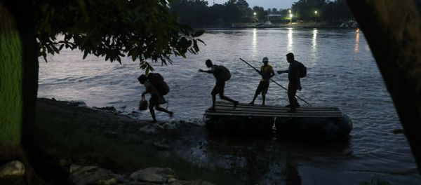 Migrants on rafts reach the Mexico shore after crossing the Suchiate river on the Guatemala – Mexico border, near Ciudad Hidalgo, Mexico, Wednesday, June 5, 2019 Migrants on rafts reach the Mexico shore after crossing the Suchiate river on the Guatemala – Mexico border, near Ciudad Hidalgo, Mexico, Wednesday, June 5, 2019 - Sputnik International