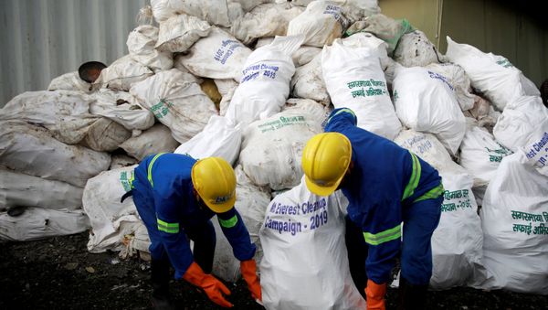 Workers from a recycling company load the garbage collected and brought from Mount Everest in Kathmandu - Sputnik International