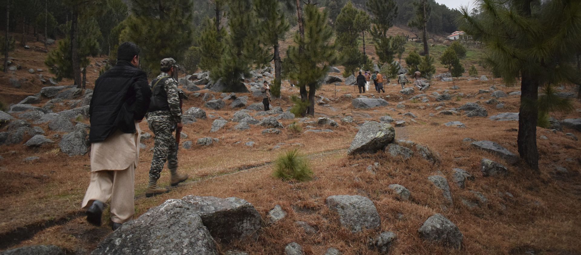 Pakistani reporters and troops visit the site of an Indian airstrike in Jaba, near Balakot, Pakistan, Tuesday, Feb. 26, 2019 - Sputnik International, 1920, 26.06.2019