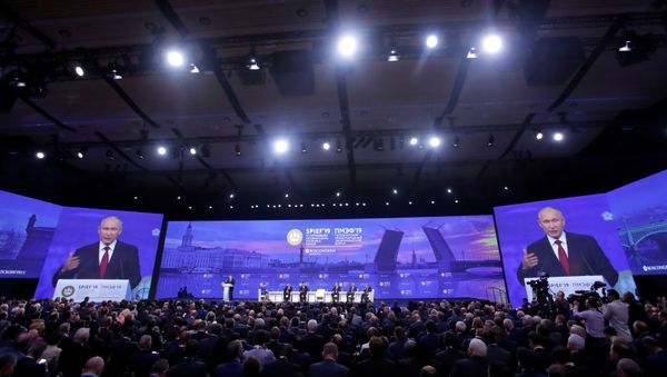 Participants listen to Russian President Vladimir Putin, who delivers a speech during a session of the St. Petersburg International Economic Forum (SPIEF), Russia June 7, 2019 - Sputnik International