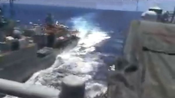 In this image released by the US Navy on June 7, 2019, the Russian anti-submarine ship Admiral Vinogradov (L) sails close to the USS Chancellorsville - Sputnik International