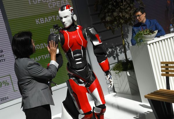 Golden Aurus, Educational Robots and VR: Most Unusual Stands at the SPIEF Golden Aurus, Educational Robots and VR: Most Unusual Stands at the SPIEF - Sputnik International