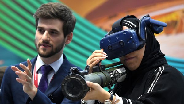 SPIEF 2019 visitor in the HTC Vive VR headset - Sputnik International