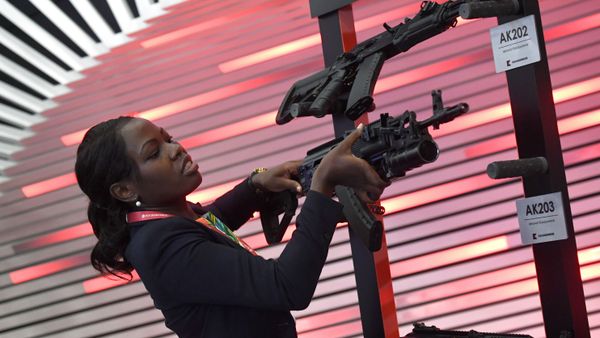 SPIEF 2019 visitor studies AK203 Kalashnikov assault rifle - Sputnik International