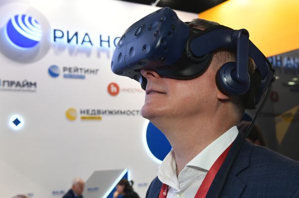 Golden Aurus, Educational Robots and VR: Most Unusual Stands at the SPIEF Golden Aurus, Educational Robots and VR: Most Unusual Stands at the SPIEF - Sputnik International