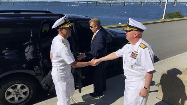 Adm. John Richardson, left, chief of naval operations, greets Rear Adm. Jeffrey Harley, president of the U.S. Naval War College, Tuesday, June 12, 2018, in Newport, R.I. U.S. Navy leaders are in Rhode Island to strategize with scholars about how technology and innovation will affect the nation's security. (AP Photo/Jennifer McDermott) - Sputnik International