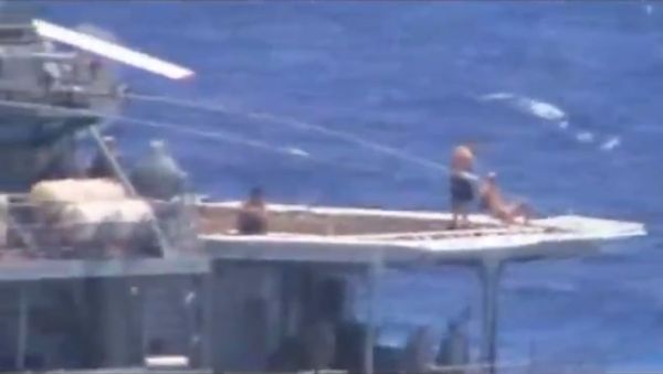 'Just Chilling': Netizens Amazed by Russian Sailors 'Sunbathing' Amid Near Collision With US Warship 'Just Chilling': Netizens Amazed by Russian Sailors 'Sunbathing' Amid Near Collision With US Warship - Sputnik International