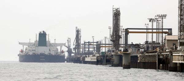 A picture taken on March 12, 2017, shows an Iranian tanker docking at the platform of the oil facility in the Khark Island, on the shore of the Gulf. A picture taken on March 12, 2017, shows an Iranian tanker docking at the platform of the oil facility in the Khark Island, on the shore of the Gulf. - Sputnik International