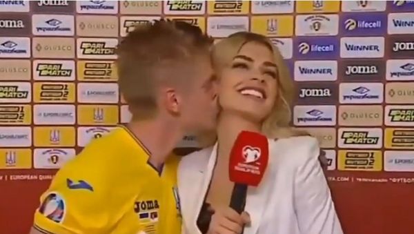 Oleksandr Zinchenko kissing reporter - Sputnik International