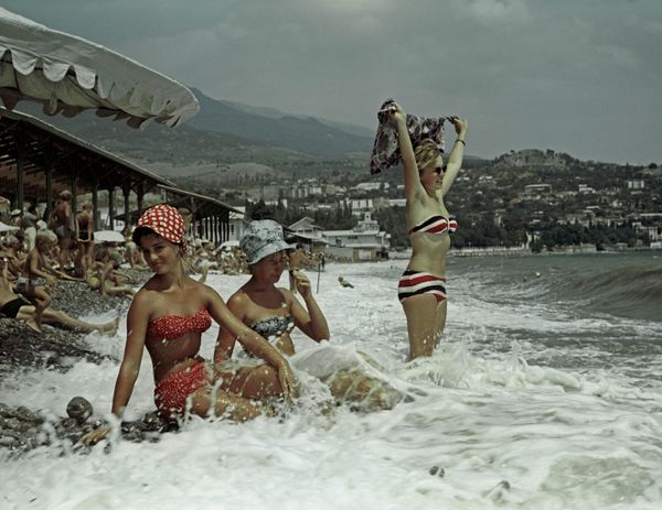 Beaches, Sunshine & Swimsuit-Clad Girls: What Soviet-Era Vacation Looked Like Beaches, Sunshine & Swimsuit-Clad Girls: What Soviet-Era Vacation Looked Like - Sputnik International