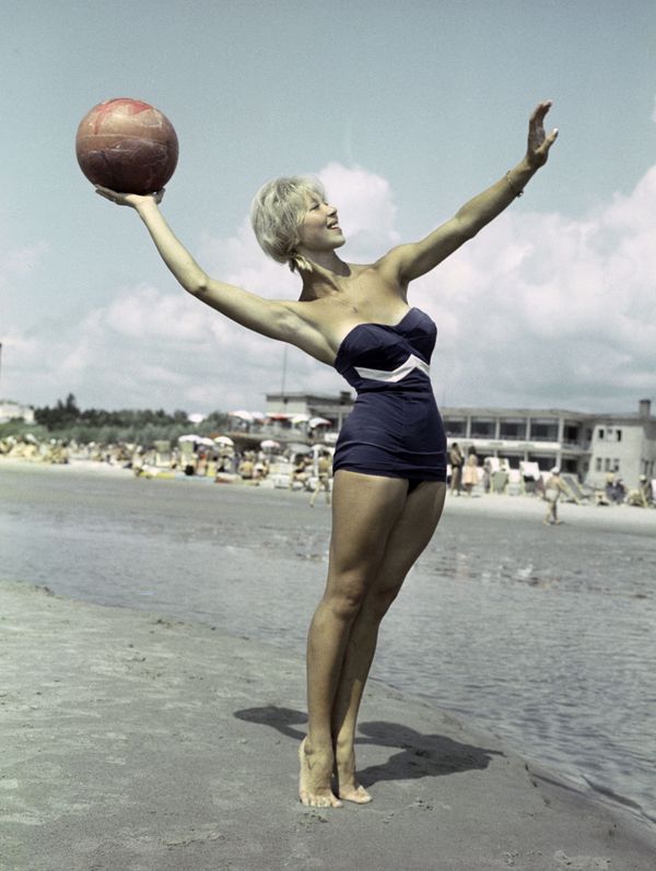 Beaches, Sunshine & Swimsuit-Clad Girls: What Soviet-Era Vacation Looked Like Beaches, Sunshine & Swimsuit-Clad Girls: What Soviet-Era Vacation Looked Like - Sputnik International