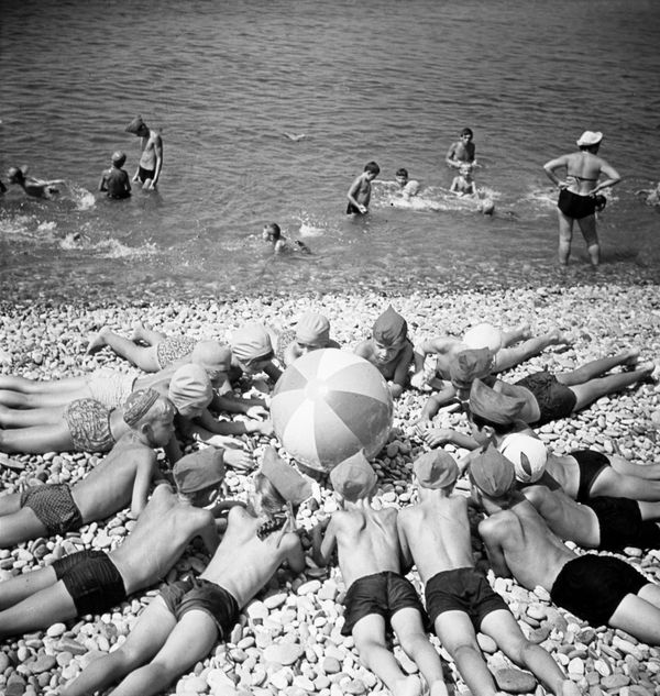Beaches, Sunshine & Swimsuit-Clad Girls: What Soviet-Era Vacation Looked Like Beaches, Sunshine & Swimsuit-Clad Girls: What Soviet-Era Vacation Looked Like - Sputnik International