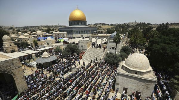 Palestinian worshipers pray during the last Friday of the holy month of Ramadan at the Al Aqsa Mosque compound in Jerusalem's old city - Sputnik International