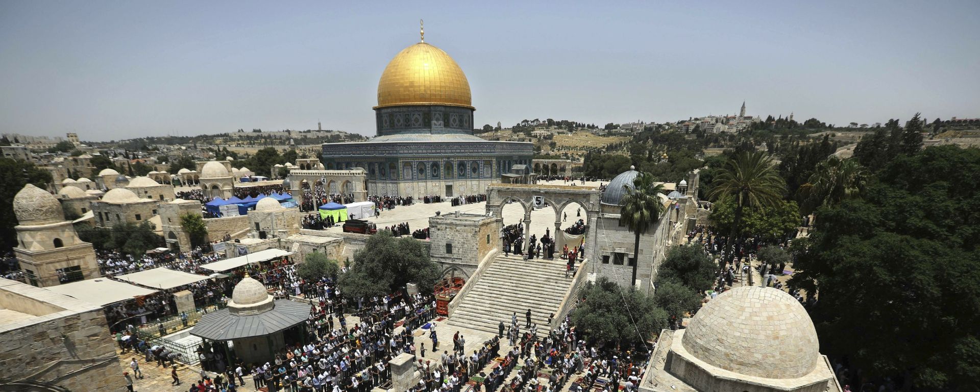 Palestinian worshipers pray during the last Friday of the holy month of Ramadan at the Al Aqsa Mosque compound in Jerusalem's old city - Sputnik International, 1920, 30.04.2022