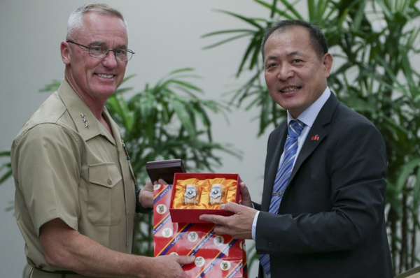 Lieutenant General H. Stacy Clardy III exchanges gifts with Major General Liu Erh-jung during symposium.  - Sputnik International