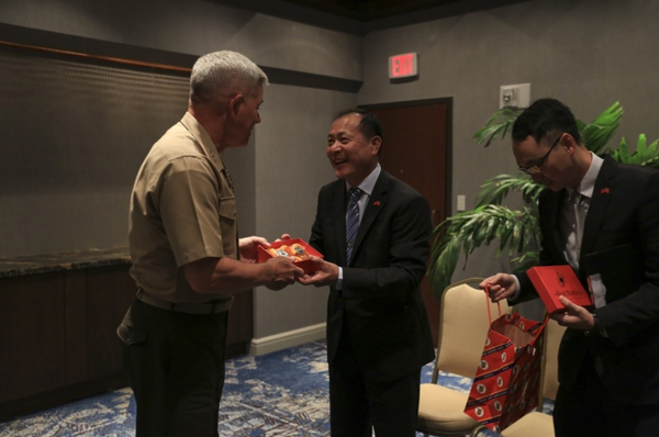 U.S. Marine Corps Lt. Gen. Joseph Osterman with Taiwan Maj. Gen. Erh-Jung Liu  - Sputnik International