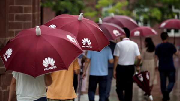 Посетители офиса Huawei  - Sputnik International
