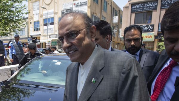 Former Pakistani president and currently a lawmaker in Parliament and leader of Pakistan People's party, Asif Ali Zardari, center, leaves the High Court building, in Islamabad, Pakistan, Monday, June 10, 2019 - Sputnik International