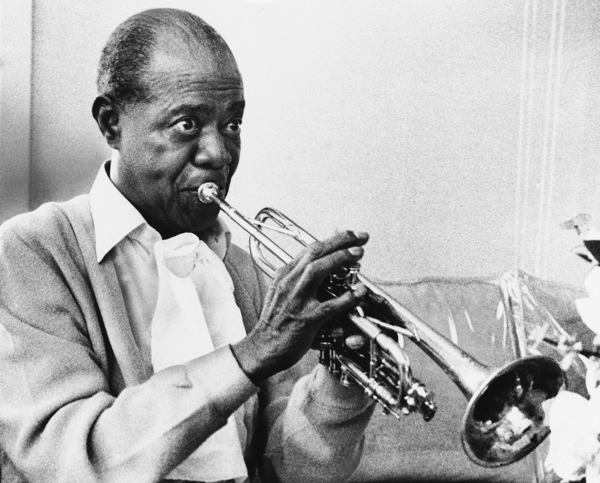 In a June 21, 1971 file photo jazz great Louis Armstrong practices with his horn at his Corona, New York home on June 21, 1971. A live recording of Louis Armstrong playing his trumpet for one of the last times is being played Friday April 27, 2012 at the National Press Club in Washington where it was created in January 1971. In a June 21, 1971 file photo jazz great Louis Armstrong practices with his horn at his Corona, New York home on June 21, 1971. A live recording of Louis Armstrong playing his trumpet for one of the last times is being played Friday April 27, 2012 at the National Press Club in Washington where it was created in January 1971. - Sputnik International, 1920, 07.09.2021