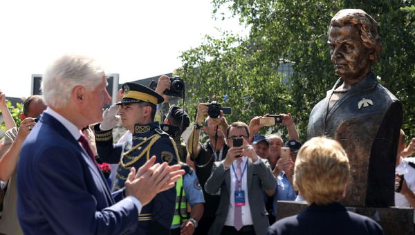 Former U.S. President Bill Clinton applauds during the inauguration of the monument of Madeleine Albright at the 20th anniversary of the Deployment of NATO Troops in Kosovo in Pristina, Kosovo June 12, 2019 Former U.S. President Bill Clinton applauds during the inauguration of the monument of Madeleine Albright at the 20th anniversary of the Deployment of NATO Troops in Kosovo in Pristina, Kosovo June 12, 2019 - Sputnik International