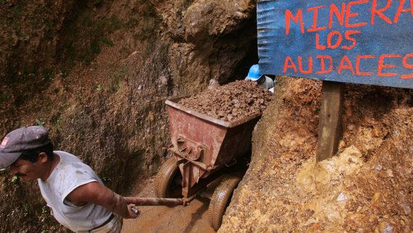 Independent miners extract ore from their shaft near Nambija, 460 kilometres south from Quito. (The sign at the shaft's entrance reads Mining Inc. the Bold Ones) - Sputnik International