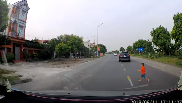 Alert Motorist Saves Child From Certain Death  - Sputnik International