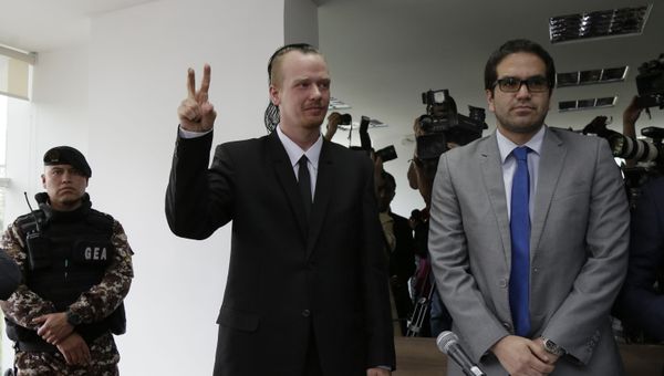 Swedish programmer Ola, centre, makes a victory sign as he enters court for a hearing in which his lawyers are requesting his freedom, in Quito, Ecuador, Thursday, 2 May 2019. The government has accused Bini of being involved with two unnamed Russian hackers in a plot to blackmail Ecuador’s President Lenin Moreno. - Sputnik International