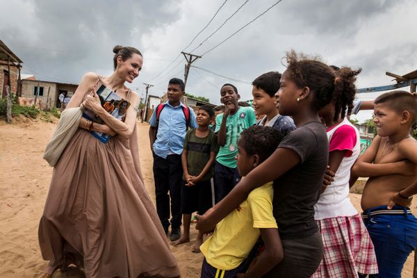 Special envoy for the United Nations High Commissioner for Refugees Angelina Jolie speaks to people in Riohacha, Colombia June 7, 2019. Picture taken June 7, 2019.  - Sputnik International