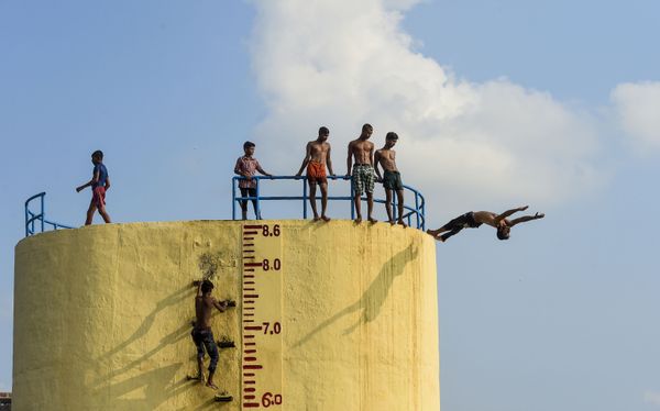 Bangladeshi youths take a bath in the Buriganga River during a hot summer day in Dhaka on June 10, 2019.  - Sputnik International