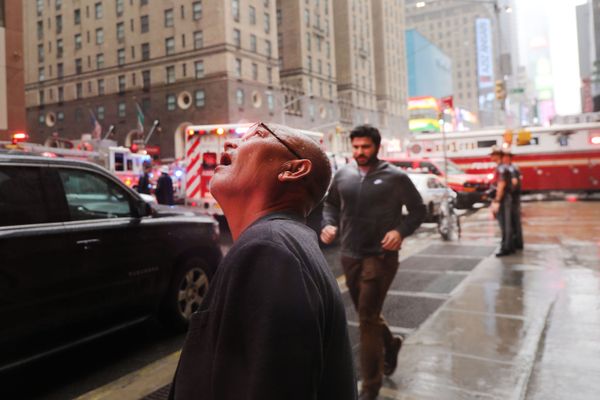 People look up at the building at 787 Seventh Avenue at 51st Street where a helicopter crashed in Midtown Manhattan on June 10, 2019 in New York City. One person, reportedly the pilot and only person onboard, was killed in the afternoon crash that occurred on the roof.  - Sputnik International