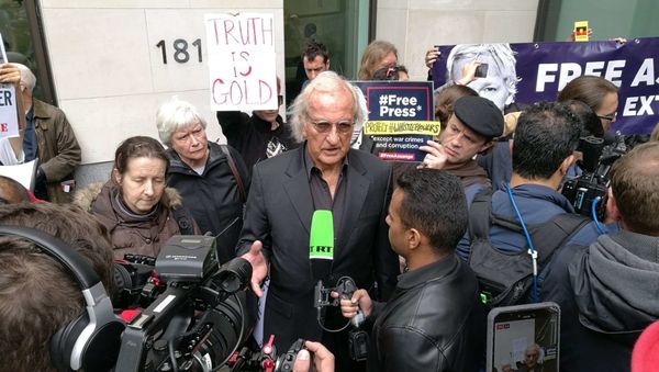 BAFTA award-winning documentary filmmaker John Pilger at protests in London against WikiLeaks' founder's Julian Assange's extradition  - Sputnik International