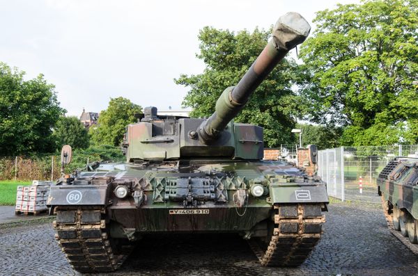 German Newspaper Acknowledges Superiority of Russian T-14 Armata Tank over Domestic Leopard-2 - Sputnik International