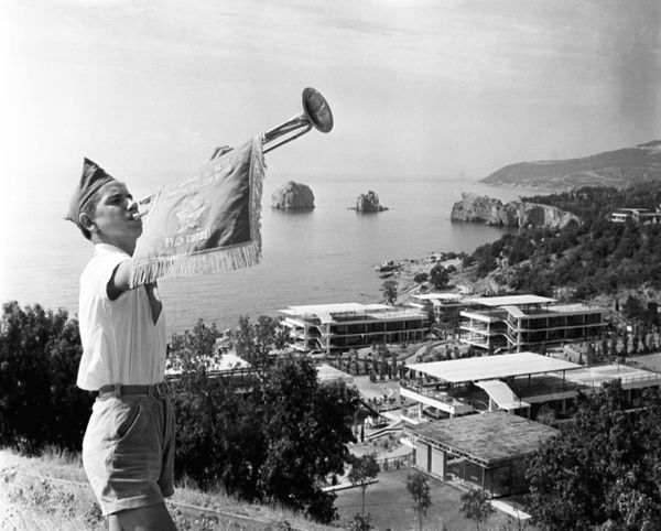 Ukrainian SSR. Lenin Artek All-Union Young Pioneer Camp in Crimea (now Artek International Children's Centre). A young Pioneer plays a clarion in the morning. - Sputnik International