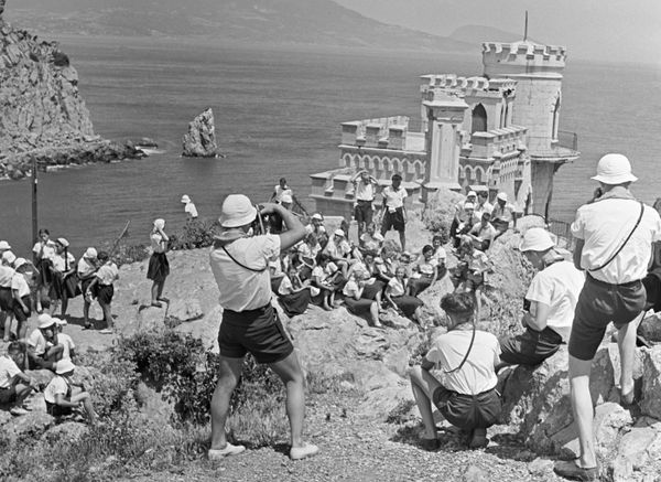 Artek children's camp vacationers at the Swallow's Nest castle on the Black Sea coast. - Sputnik International