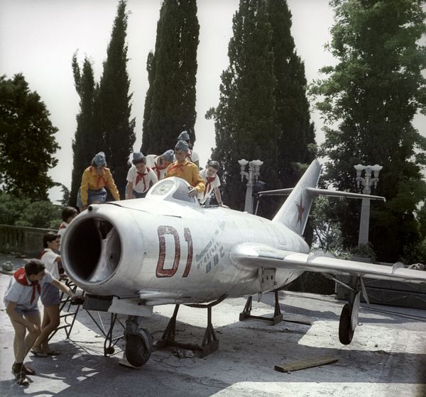 Third All-Union Pioneer Rally in the Lenin Pioneer Camp Artek. Air Force pilots presented a jet to pioneers. - Sputnik International