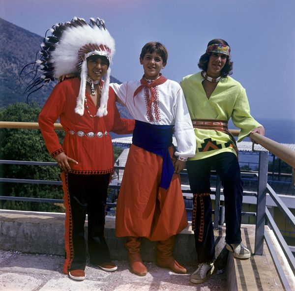 Artek, the international Young Pioneer camp. A Soviet pioneer with young Americans. - Sputnik International
