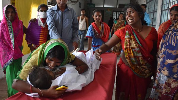 An Indian child arrives in a hospital due to Acute Encephalitis Syndrome (AES) as family members react in Muzaffarpur on June 10, 2019 - Sputnik International
