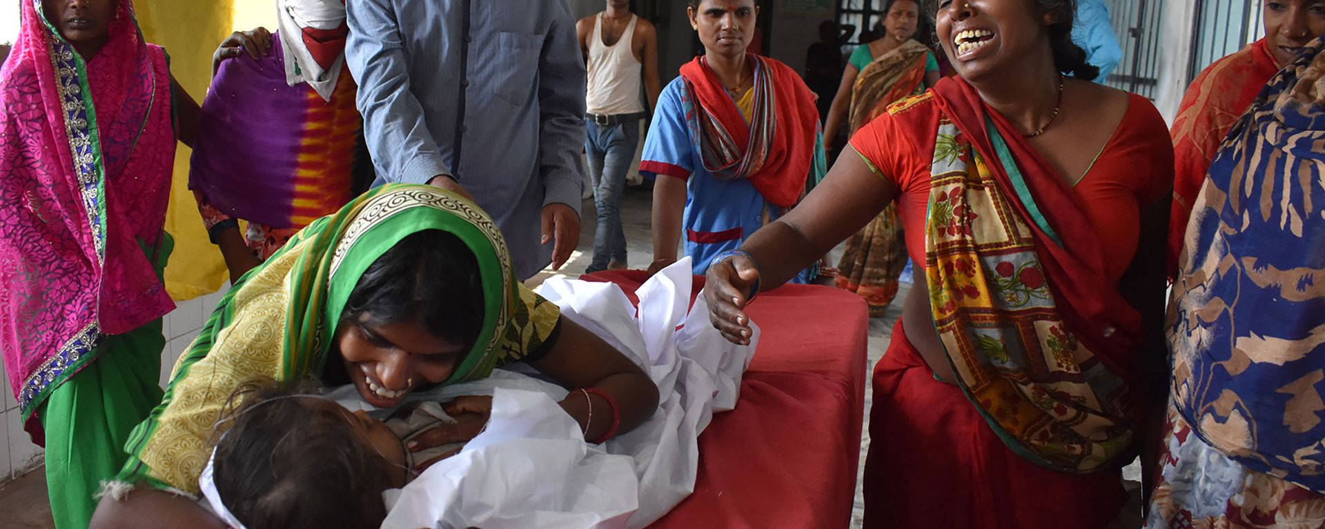 An Indian child arrives at hospital due to Acute Encephalitis Syndrome (AES) as family members react in Muzaffarpur on 10 June 2019 - Sputnik International, 1920, 18.06.2019