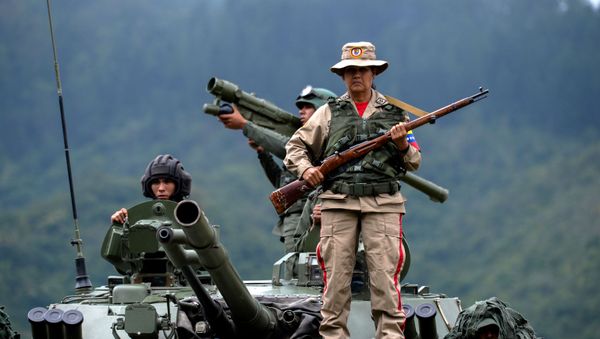 A Venezuelan militia woman (front) and other troops in different fatigues and carrying various weapons stand on a Russian-made BMP-3M IFV during the press conference given by Defence Minister general Vladimir Padrino Lopez at Fort Tiuna in Caracas on August 14, 2017 - Sputnik International