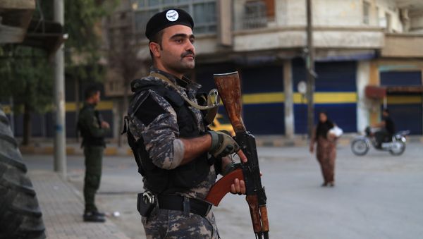 Members of the Kurdish Internal Security Police Force of Asayish keep watch during a security alert after clashes with regime forces in Qamishli, northeastern Syria, on 8 September 2018 - Sputnik International