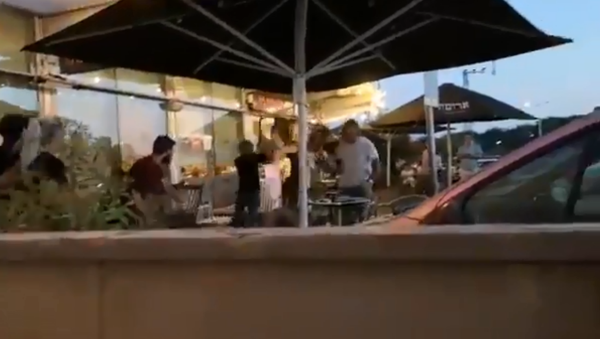 Brawl unfold at Israeli pancake house over seating dispute between customer and staff member - Sputnik International