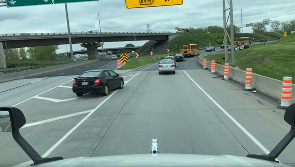 Canadian Motorist Cuts Off Semi-Truck, Receives Full Karma  - Sputnik International