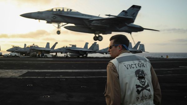 A landing signals officer aboard the Nimitz-class aircraft carrier USS Abraham Lincoln (CVN 72) watches as an F/A-18F Super Hornet from the Jolly Rogers of Strike Fighter Squadron (VFA) 103 land on the flight deck of the aircraft carrier USS Abraham Lincoln (CVN 72) in the Arabian Sea, 3 June 2019. Picture taken 3 June 2019 A landing signals officer aboard the Nimitz-class aircraft carrier USS Abraham Lincoln (CVN 72) watches as an F/A-18F Super Hornet from the Jolly Rogers of Strike Fighter Squadron (VFA) 103 land on the flight deck of the aircraft carrier USS Abraham Lincoln (CVN 72) in the Arabian Sea, 3 June 2019. Picture taken 3 June 2019 - Sputnik International