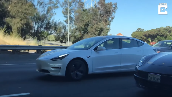 US Man Naps in Tesla Model S During Rush Hour - Sputnik International